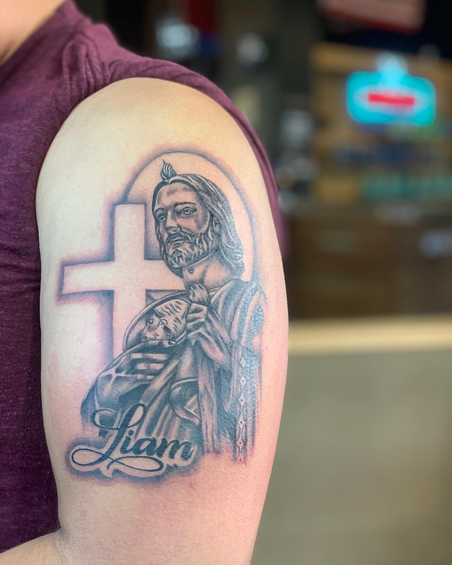 San Judas y tatuaje de cruz.