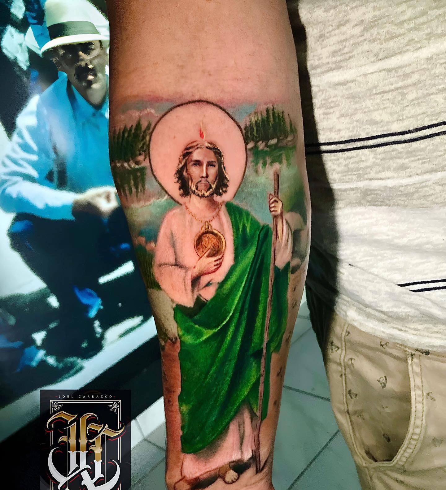 Tatuaje de San Judas con diseño de paisaje