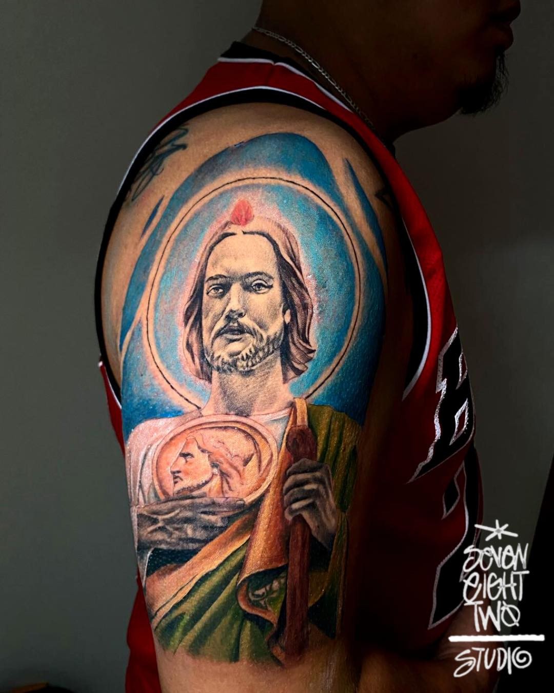 Tatuaje de San Judas con mangas coloridas