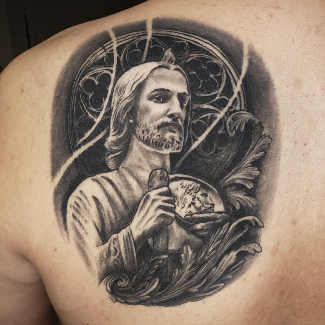 Tatuaje de San Judas con un fondo.
