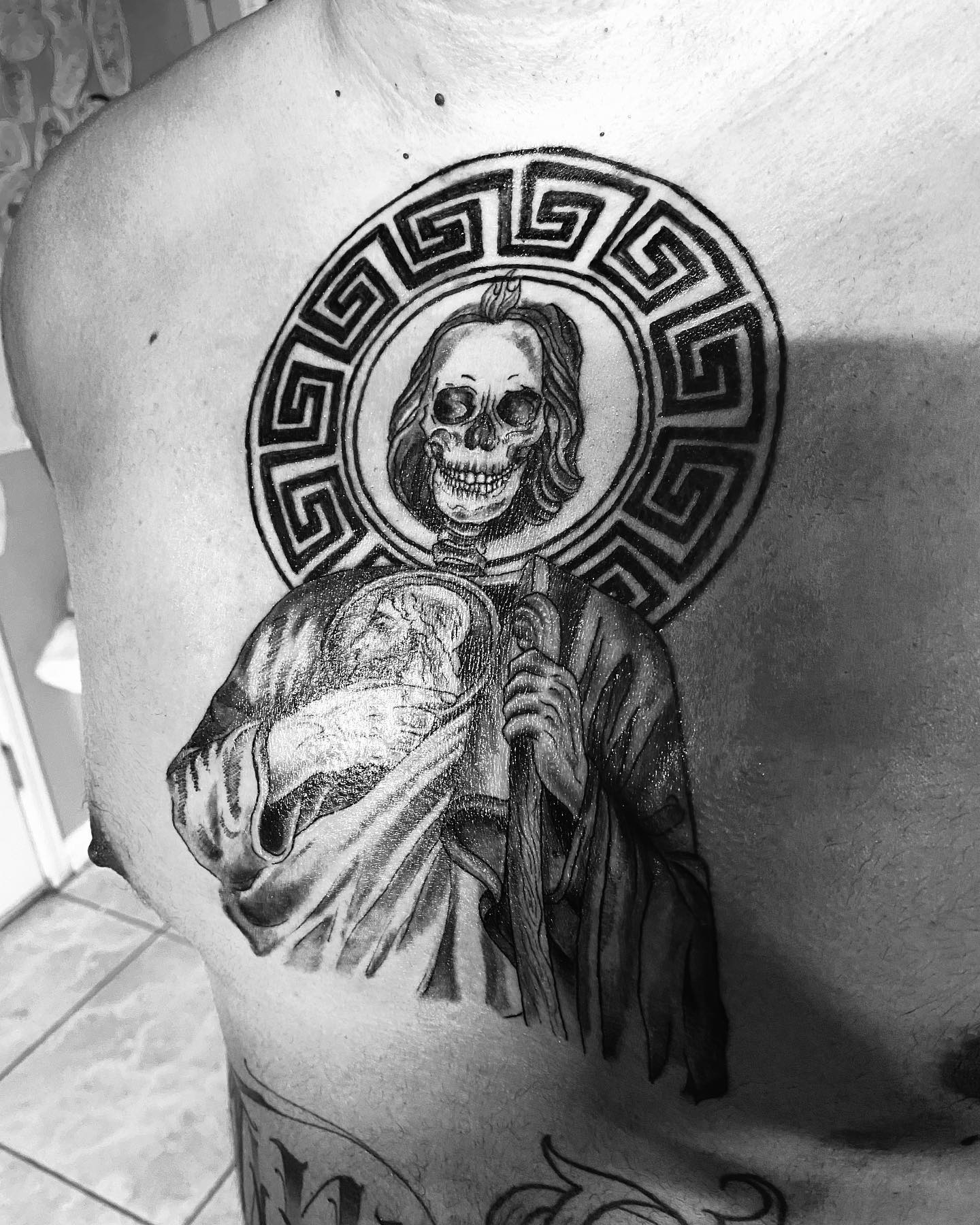 Tatuaje de San Judas con una calavera