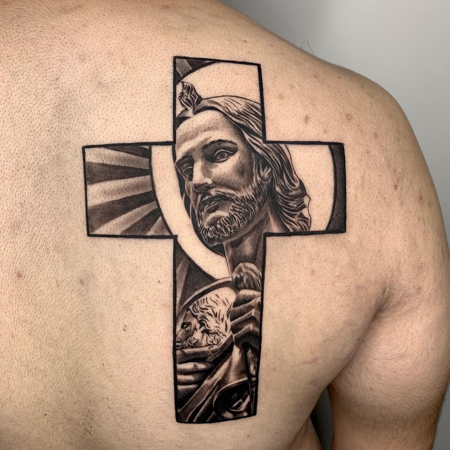 Tatuaje de San Judas en Cruz