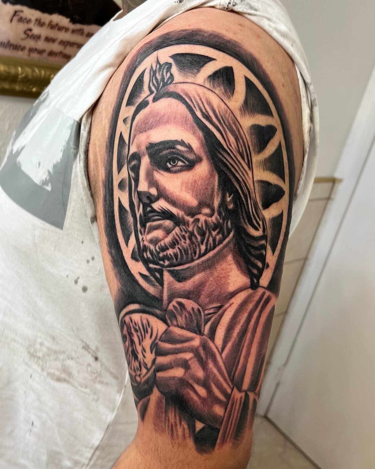 Tatuaje de San Judas en el brazo.
