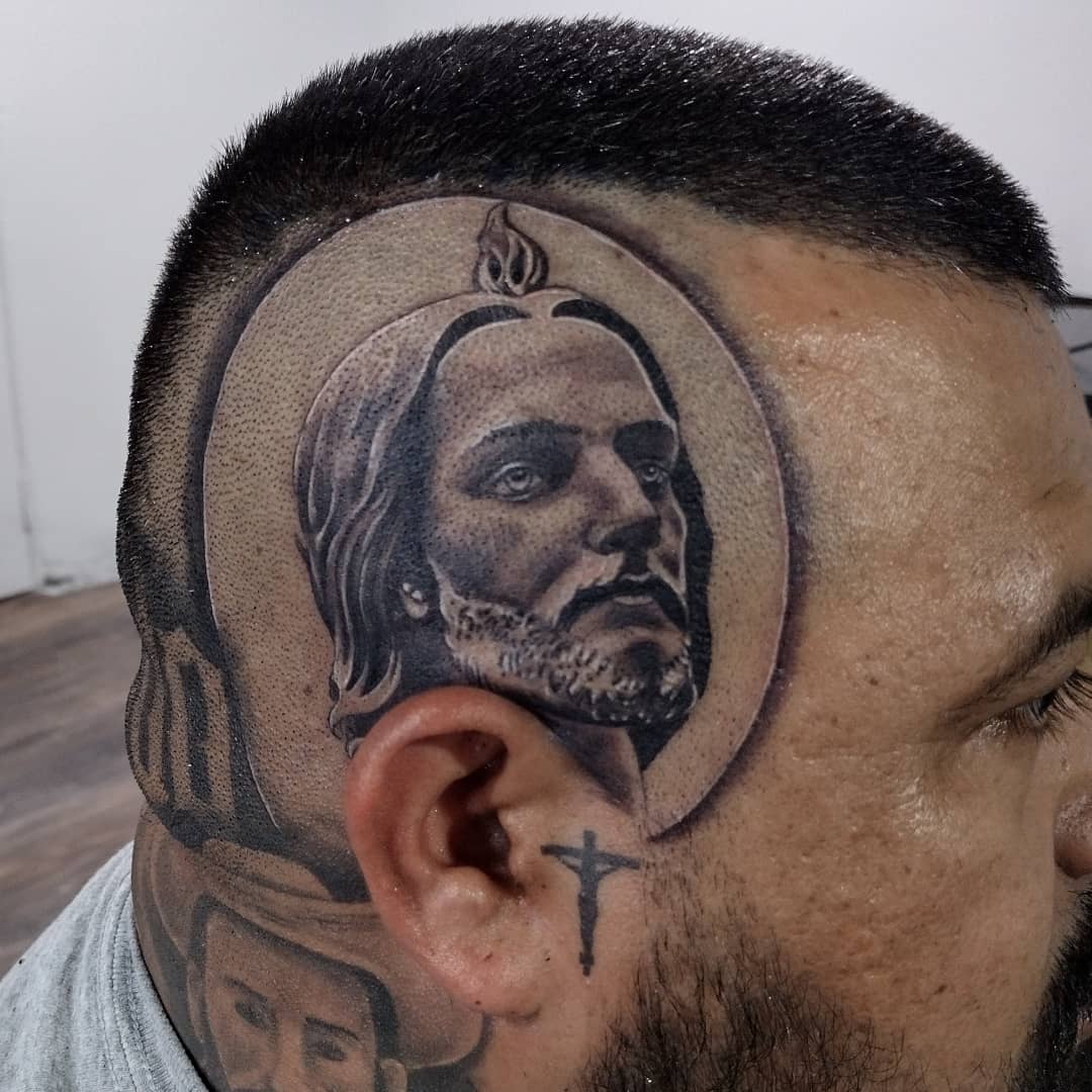 Tatuaje de San Judas en la cabeza.