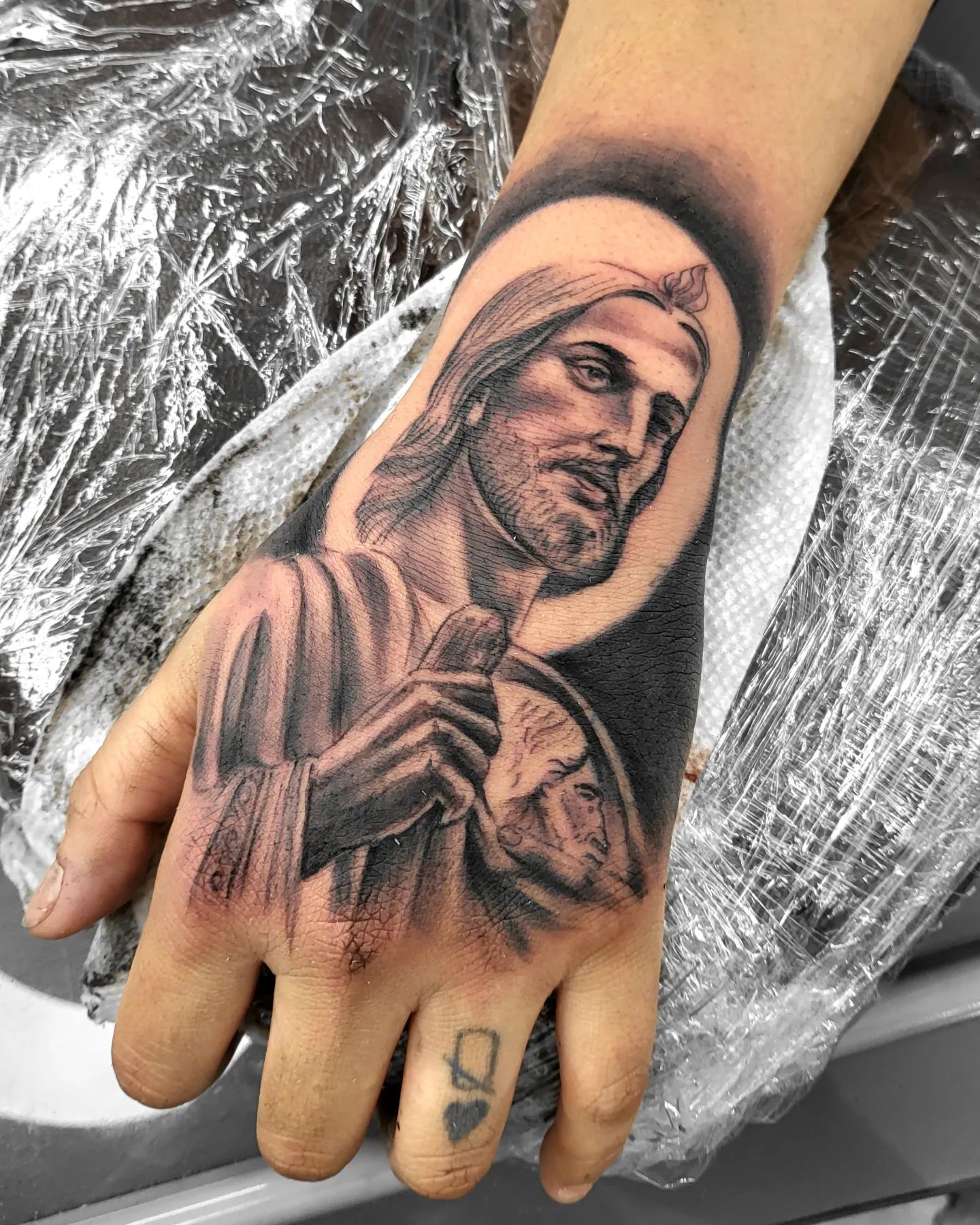 Tatuaje de San Judas en la mano