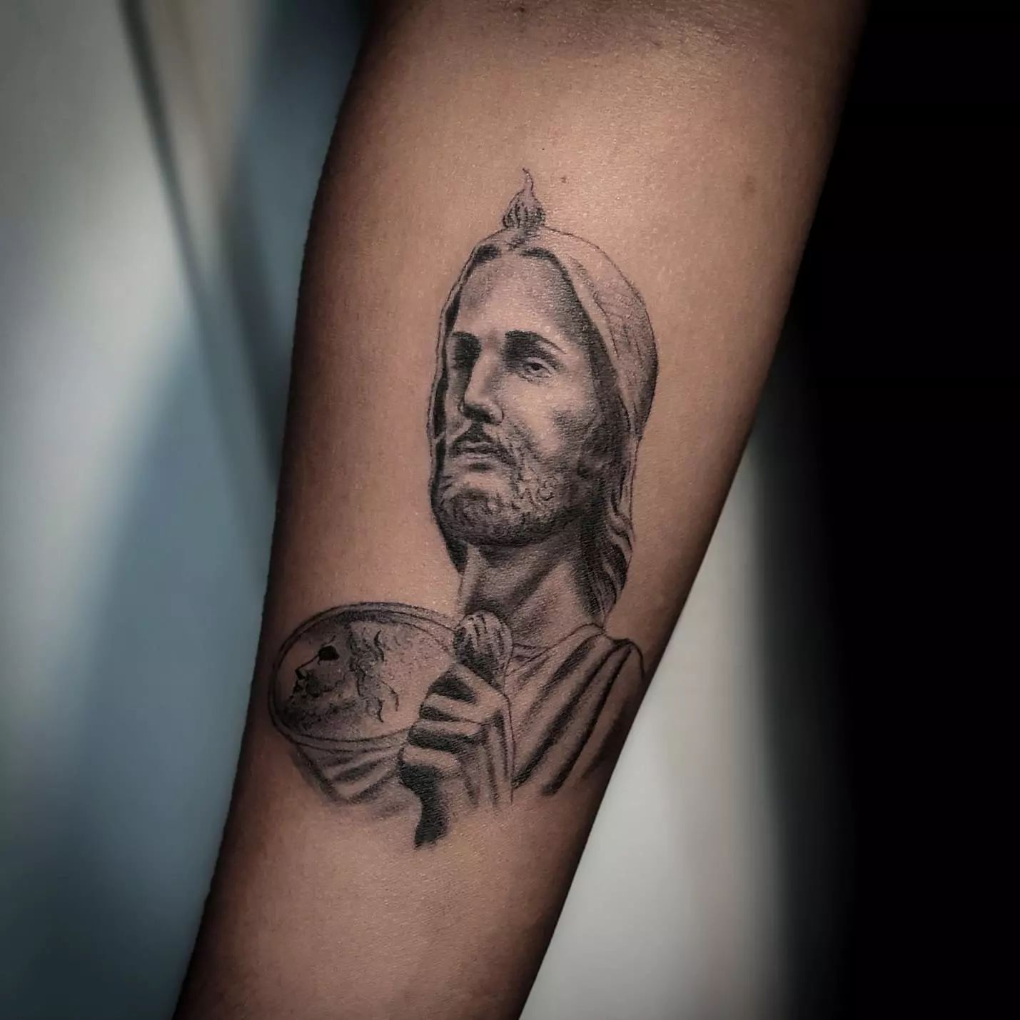 Tatuaje de San Judas en negro y gris