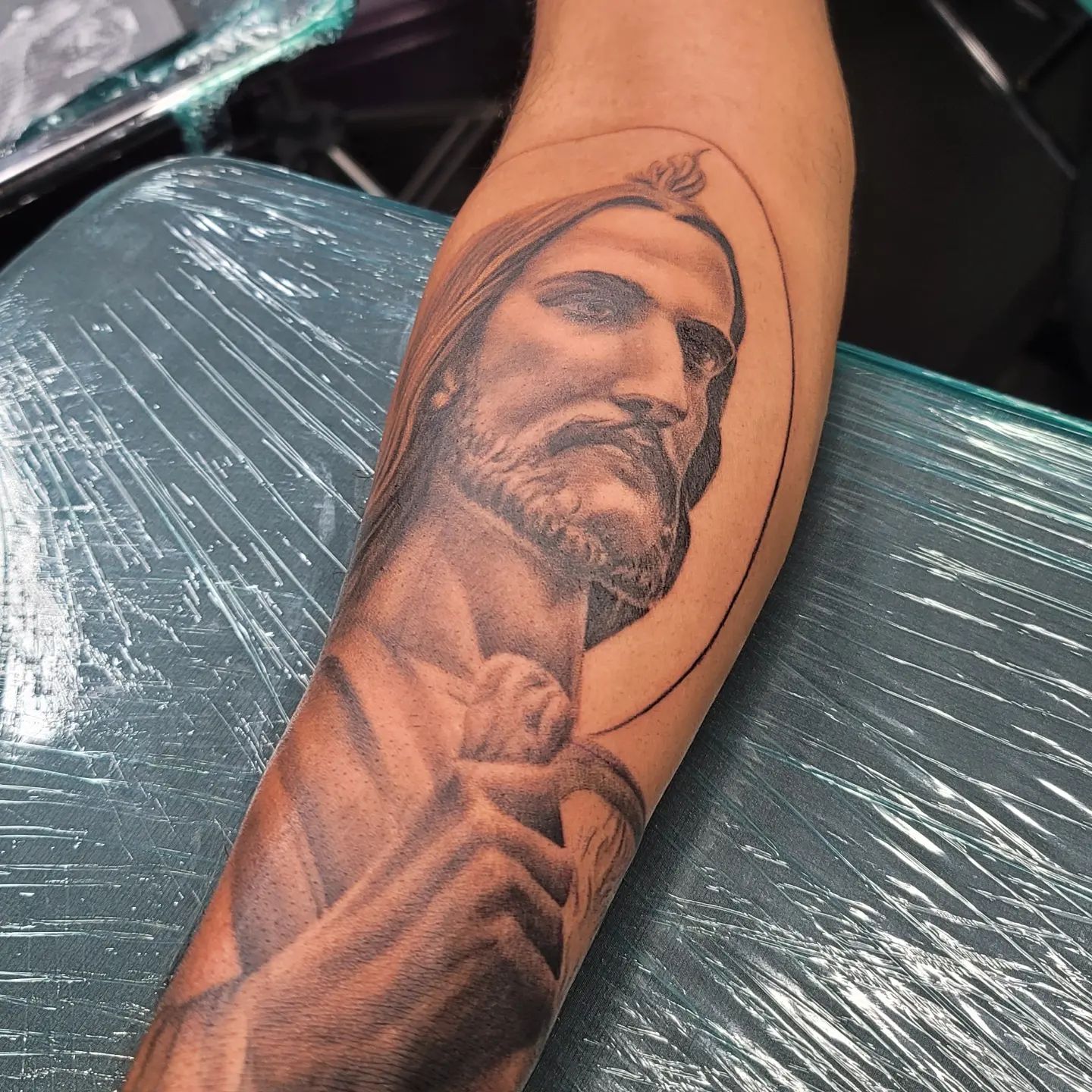Tatuaje de San Judas en puntillismo