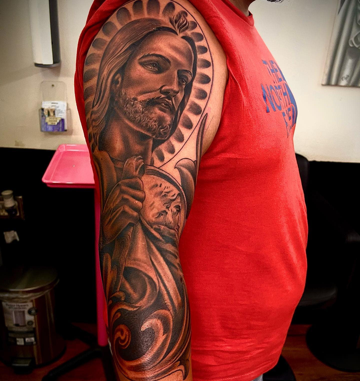 Tatuaje de San Judas en todo el brazo