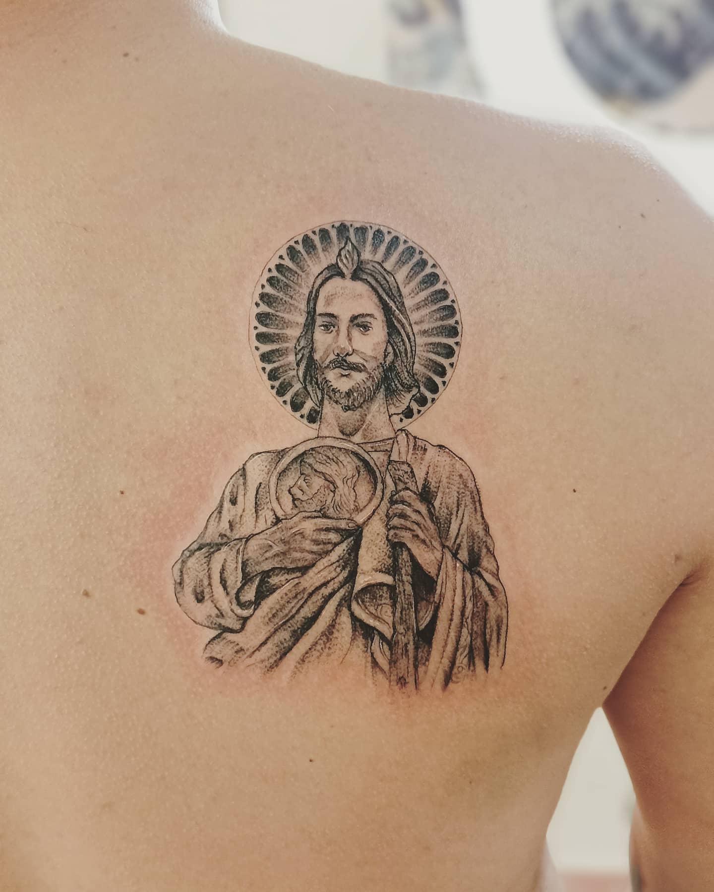 Tatuaje detallado de San Judas.