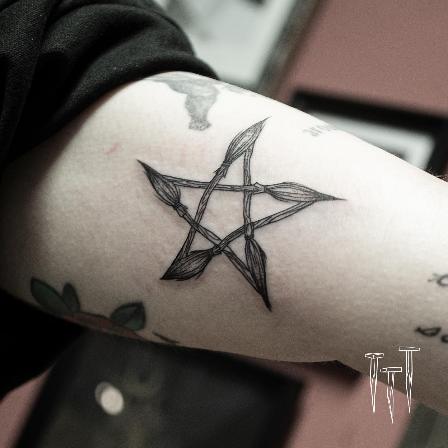 Diseño de tatuaje de bruja estrella fresco y brujesco