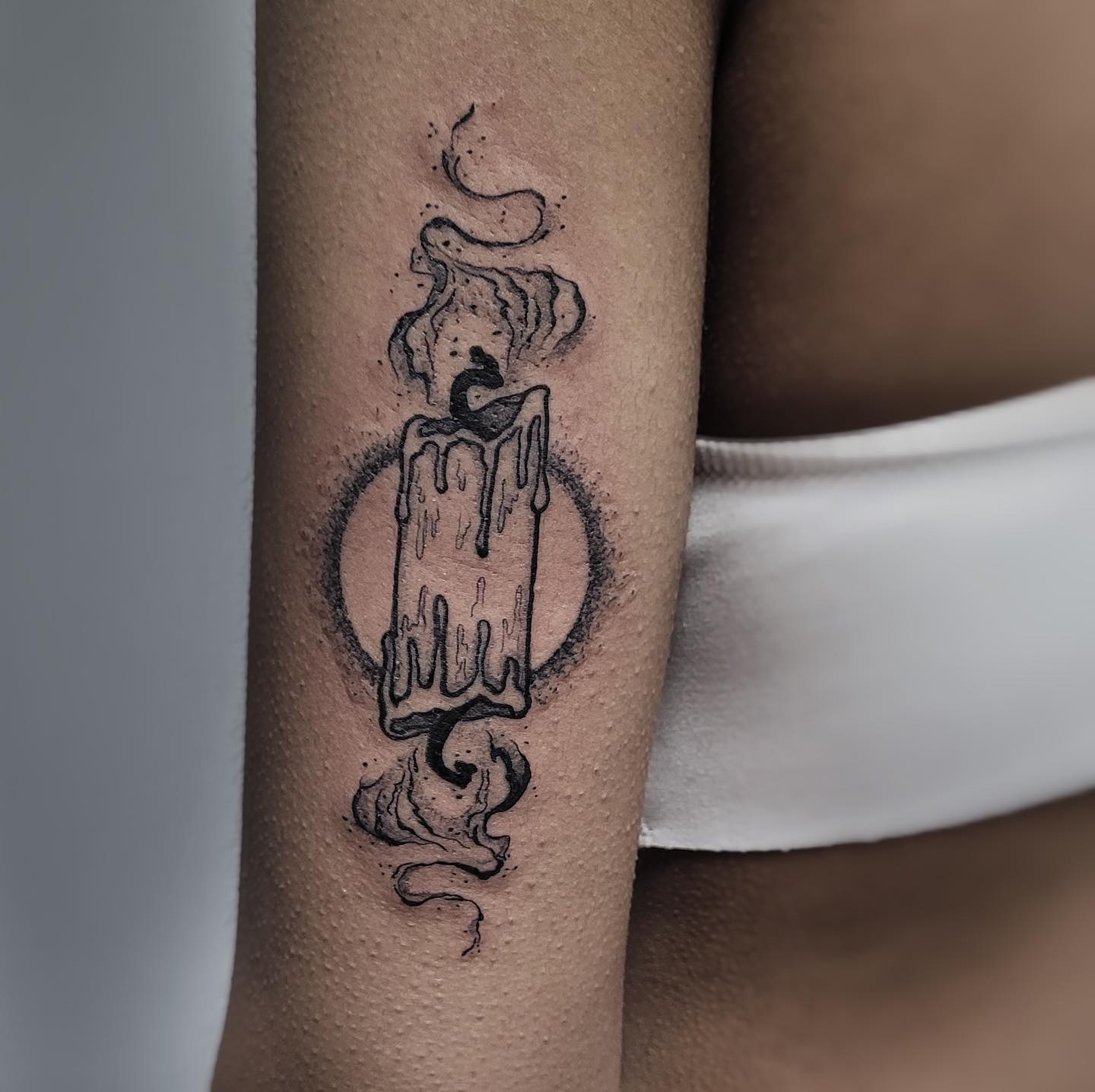 Tatuaje de bruja, vela, símbolo.