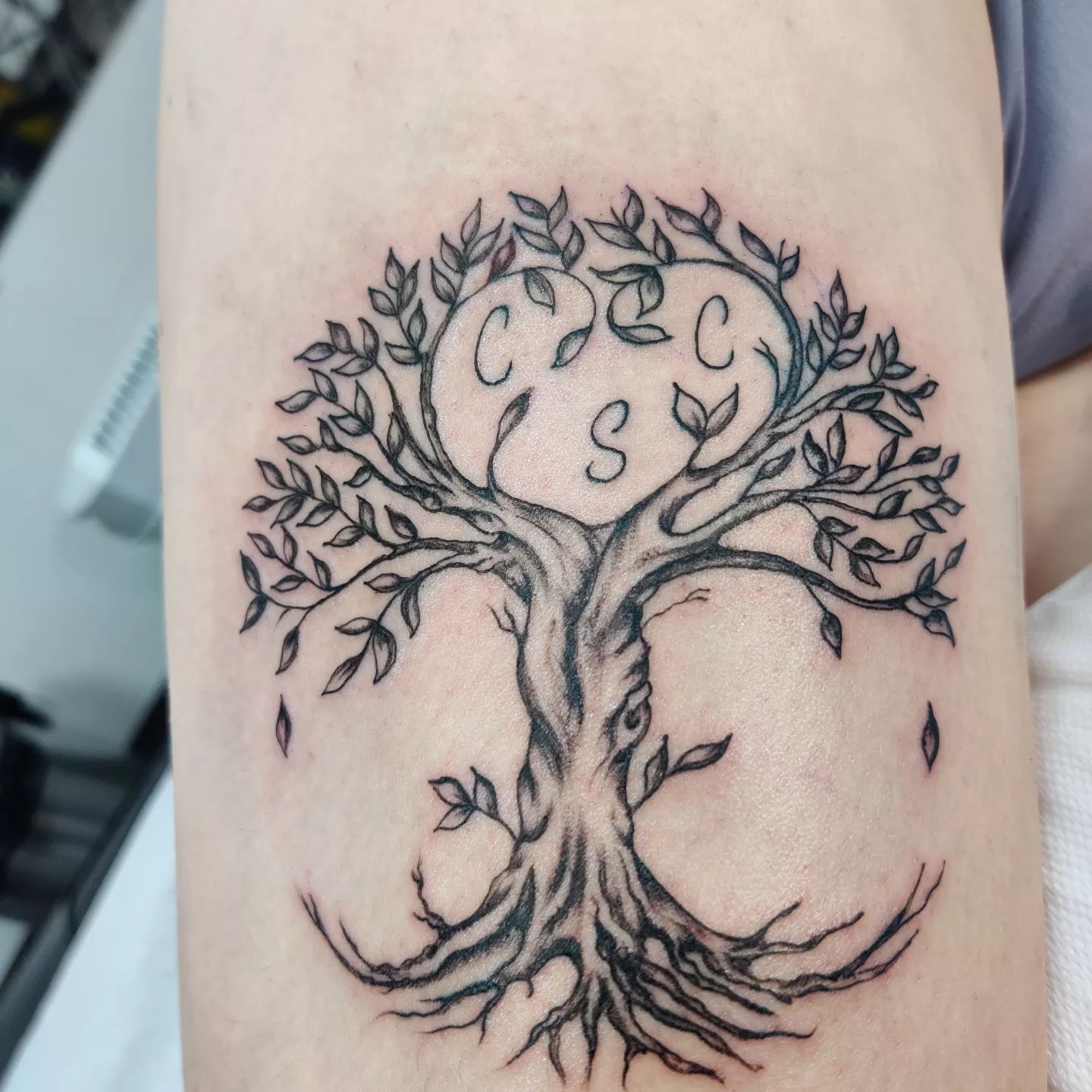 Tatuaje de Árbol de la Vida con tinta negra.