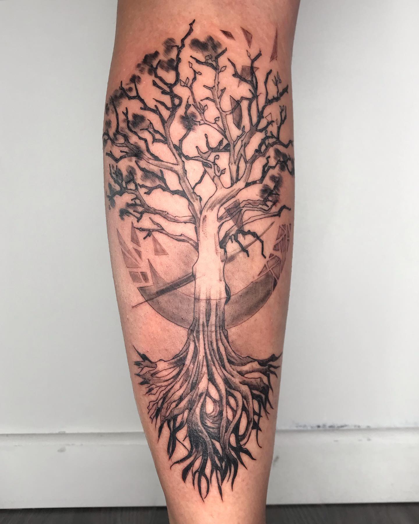 Tatuaje del árbol de la vida en la pantorrilla