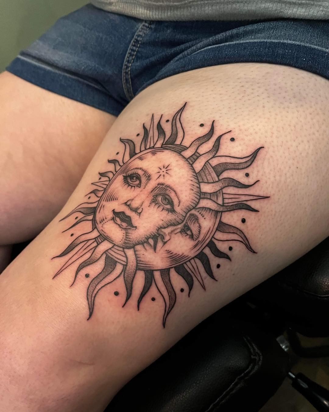 Diseño de tatuaje de sol en el muslo