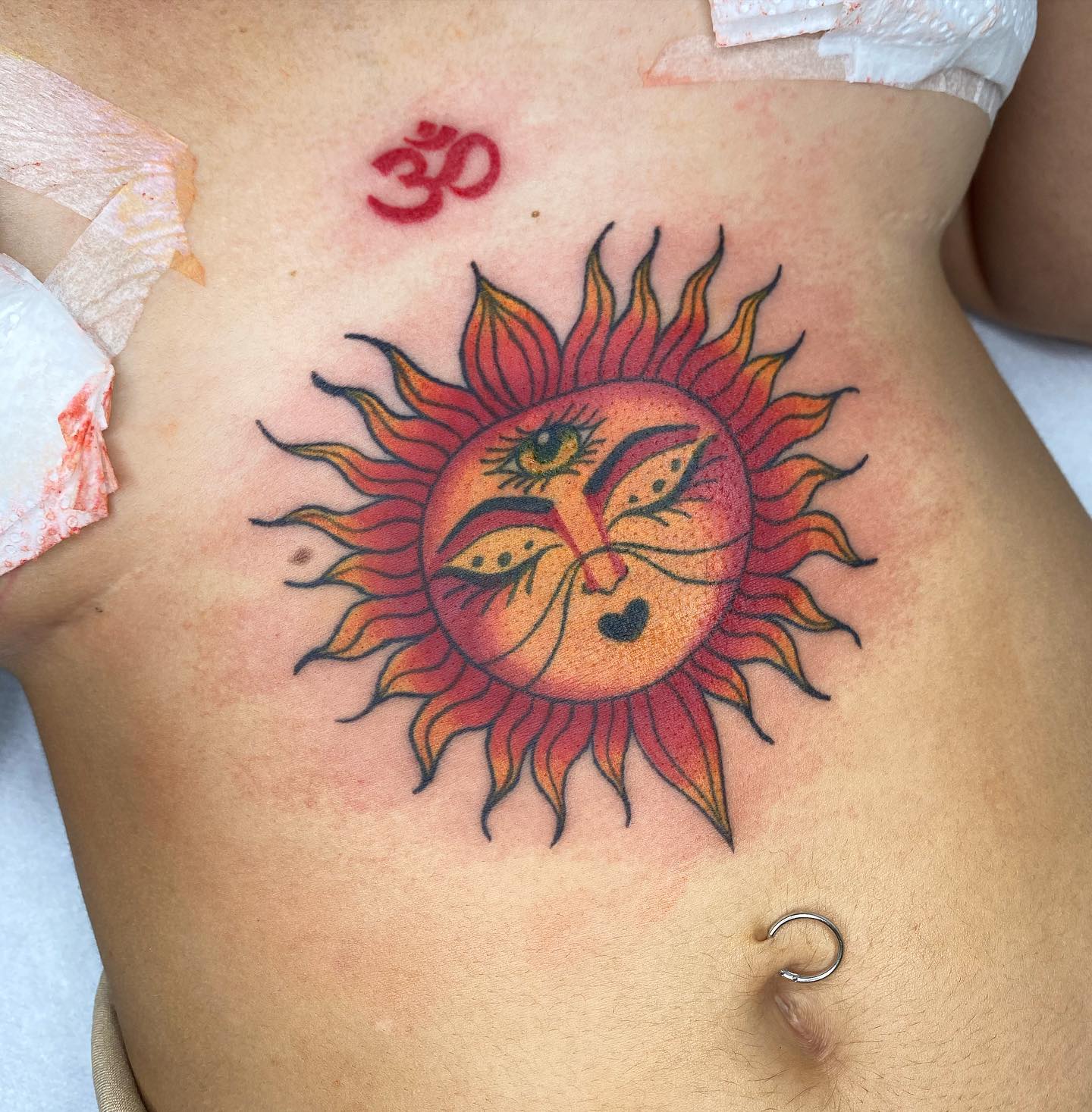 Tatuaje de pecho y sol