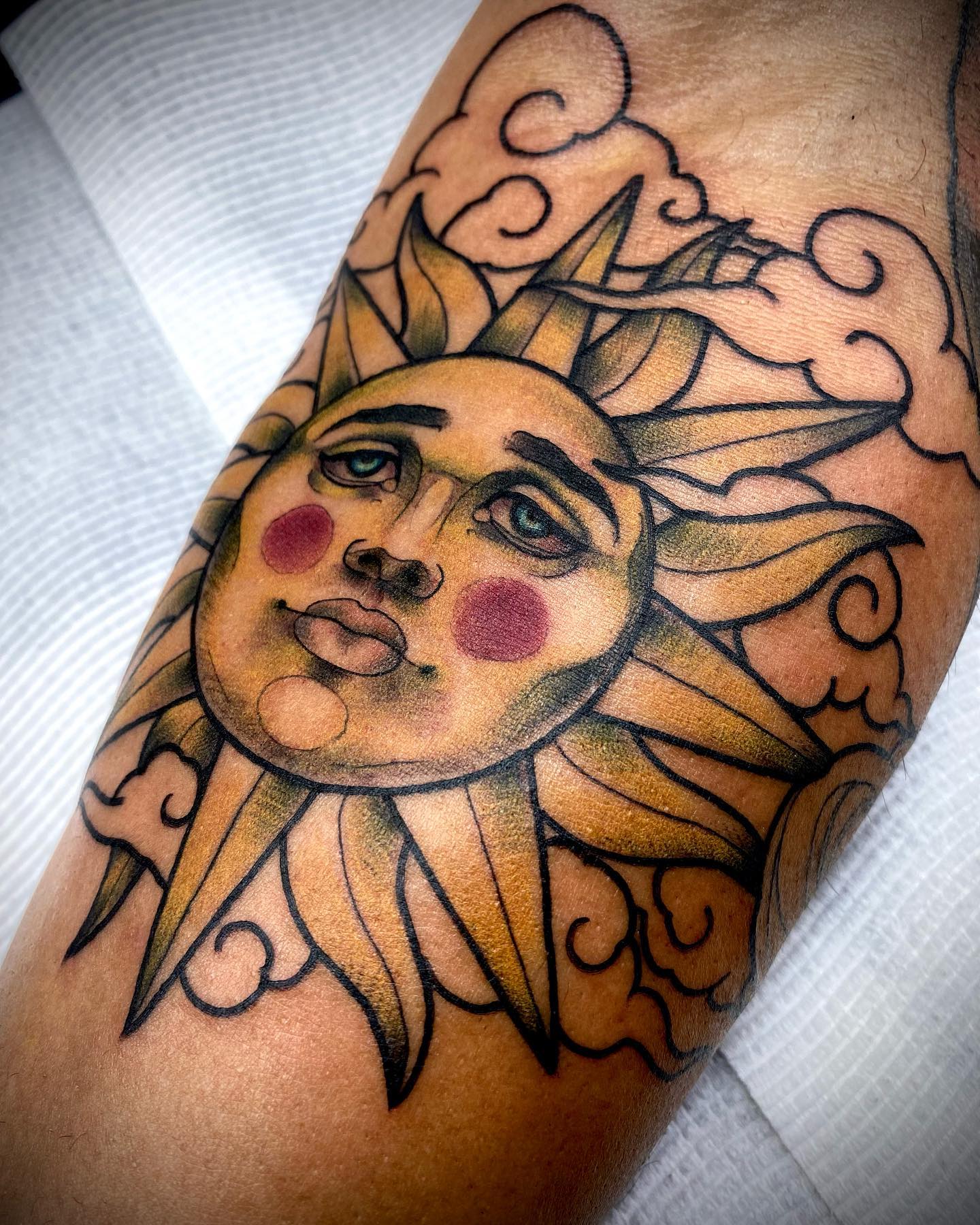Tatuaje de sol artístico