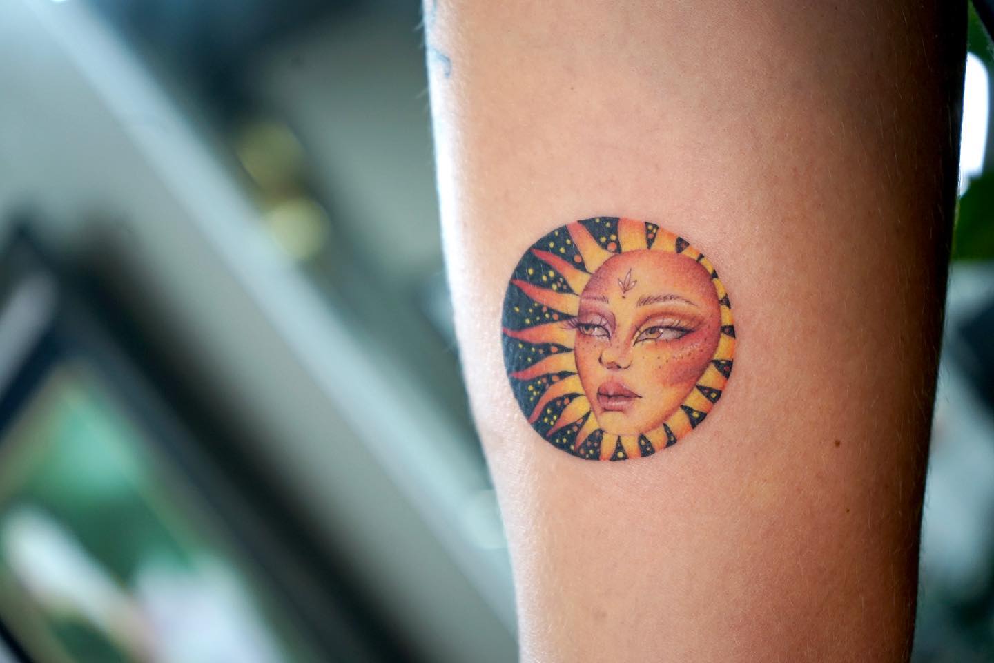 Tatuaje de sol artístico.