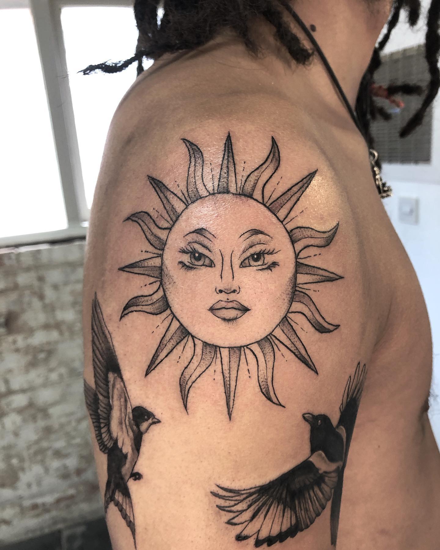 Tatuaje de sol con contorno negro