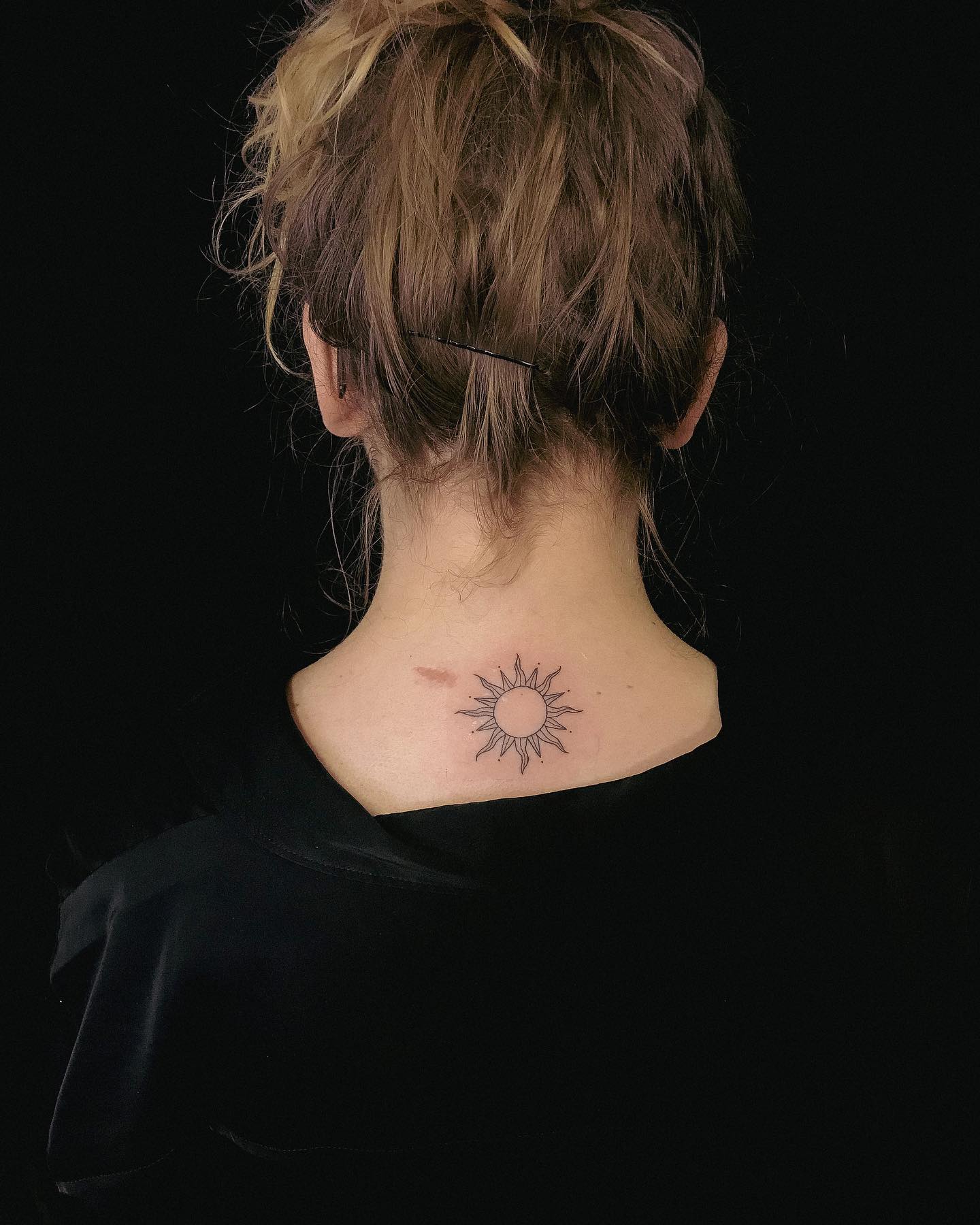 Tatuaje de sol con cuello negro
