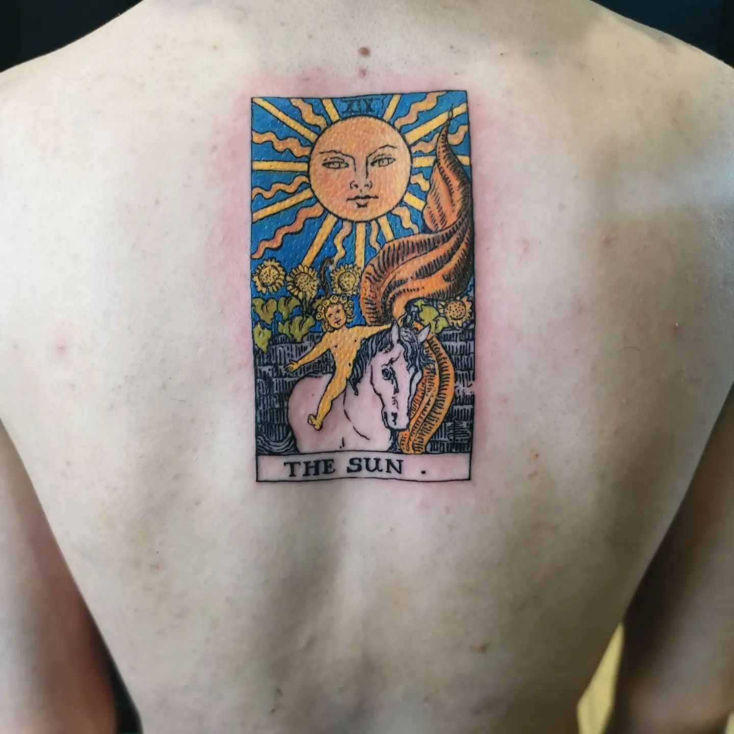 Tatuaje de sol de espalda