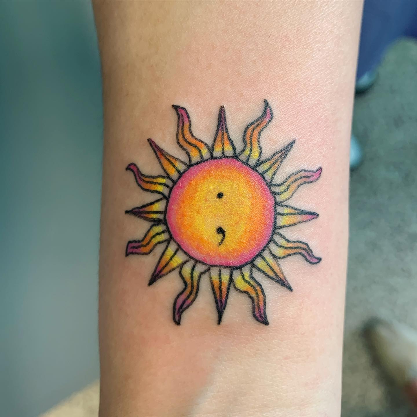 Tatuaje de sol en el brazo