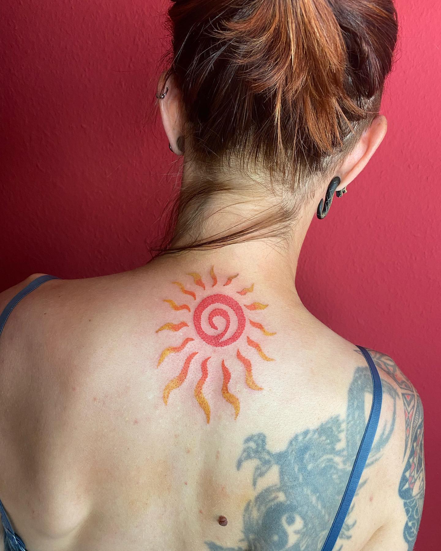 Tatuaje de Sol en el Cuello