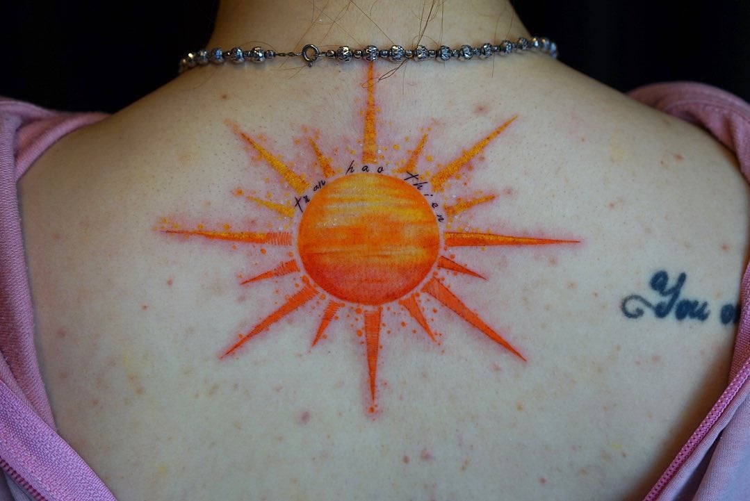 Tatuaje de sol en la espalda