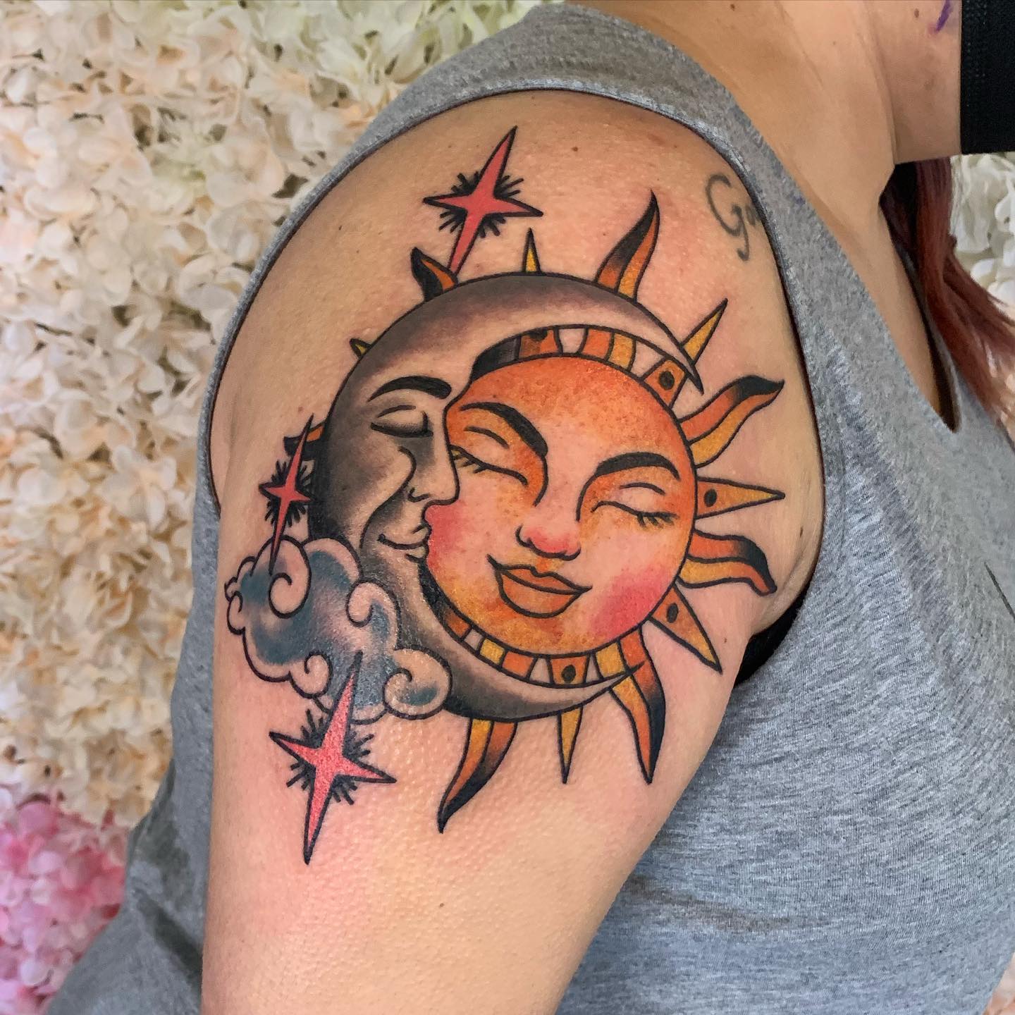 Tatuaje de Sol y Luna.