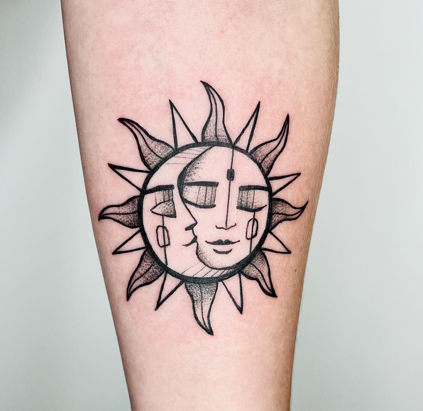 Tatuaje de Sol y Luna en Blanco y Negro