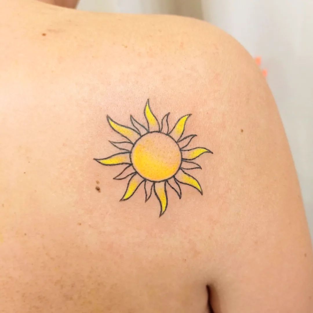 Tatuaje del sol brillante amarillo