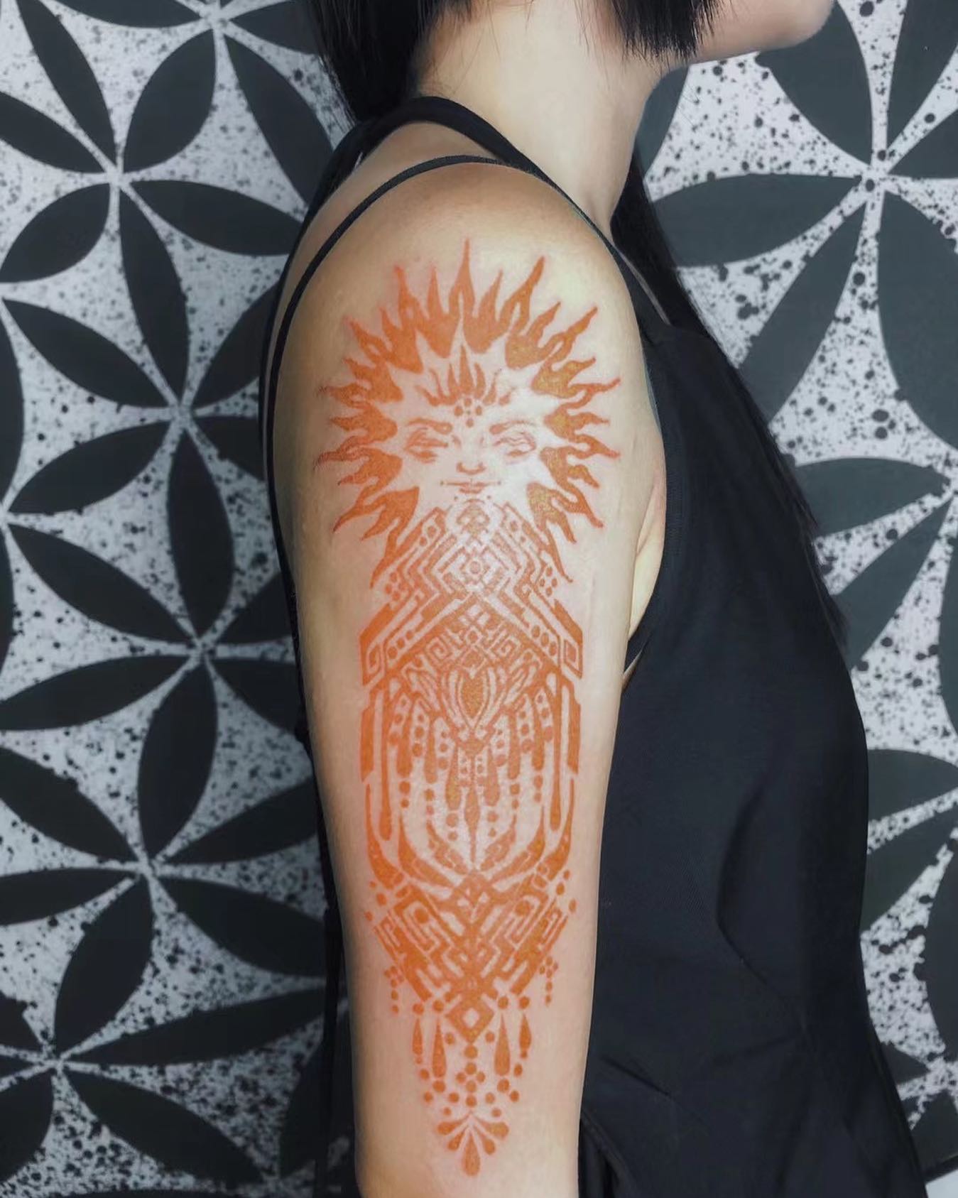Tatuaje solar en el hombro
