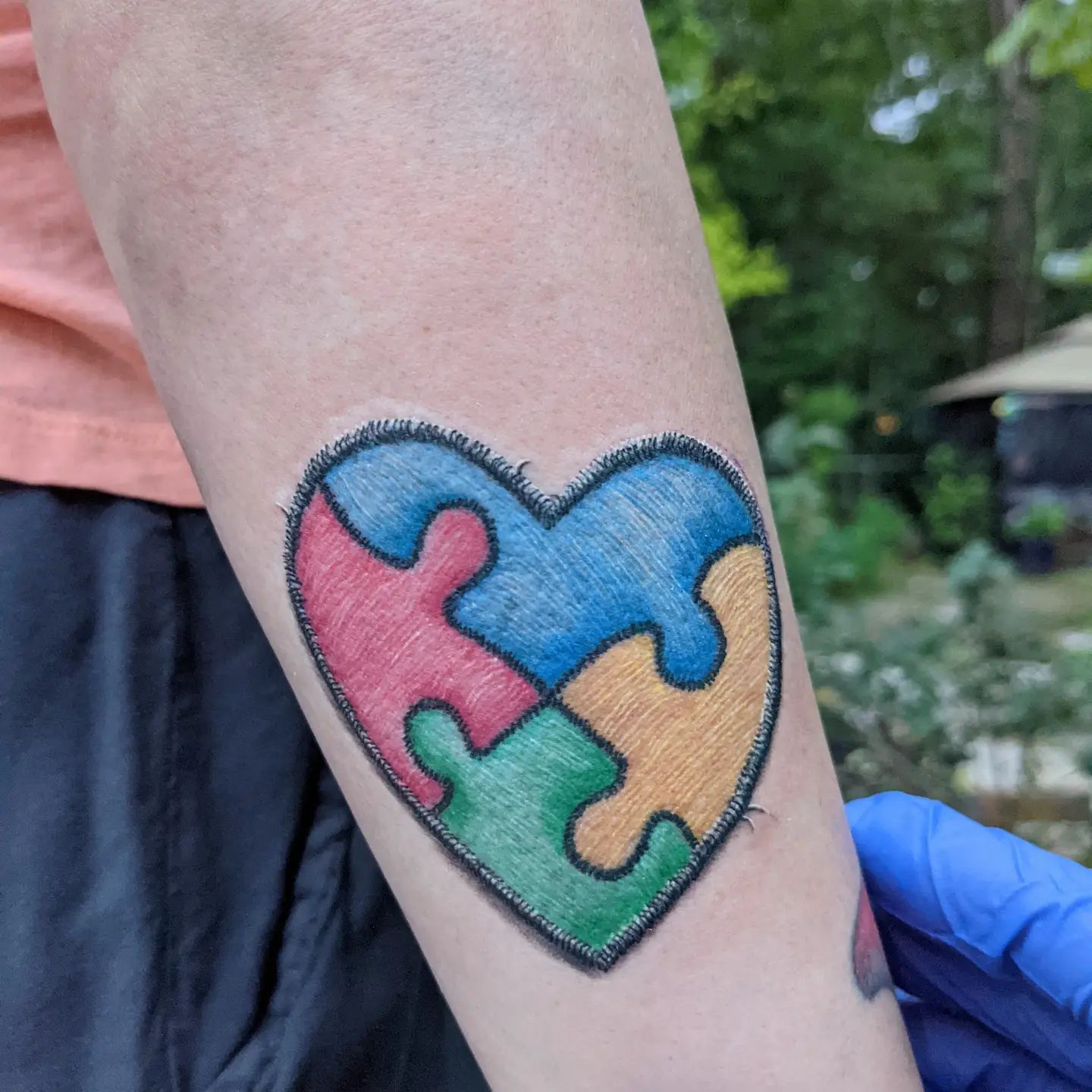 Corazón Tatuaje de Autismo en el Brazo