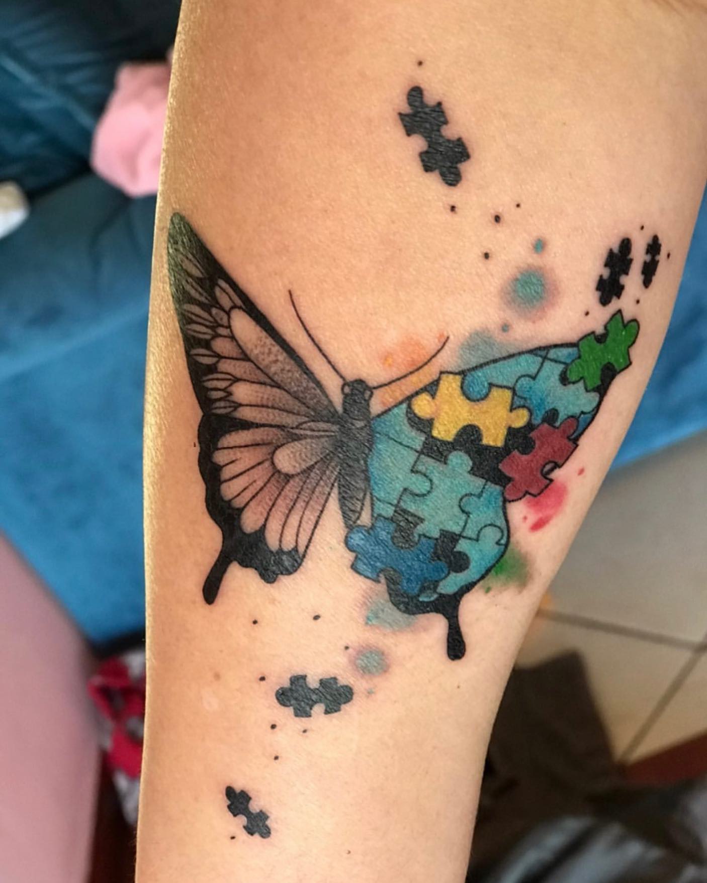 Gran tatuaje de mariposa autista