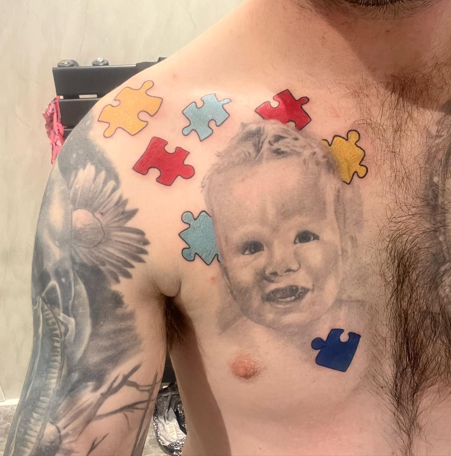 Tatuaje de Autismo en el Pecho para Hombres