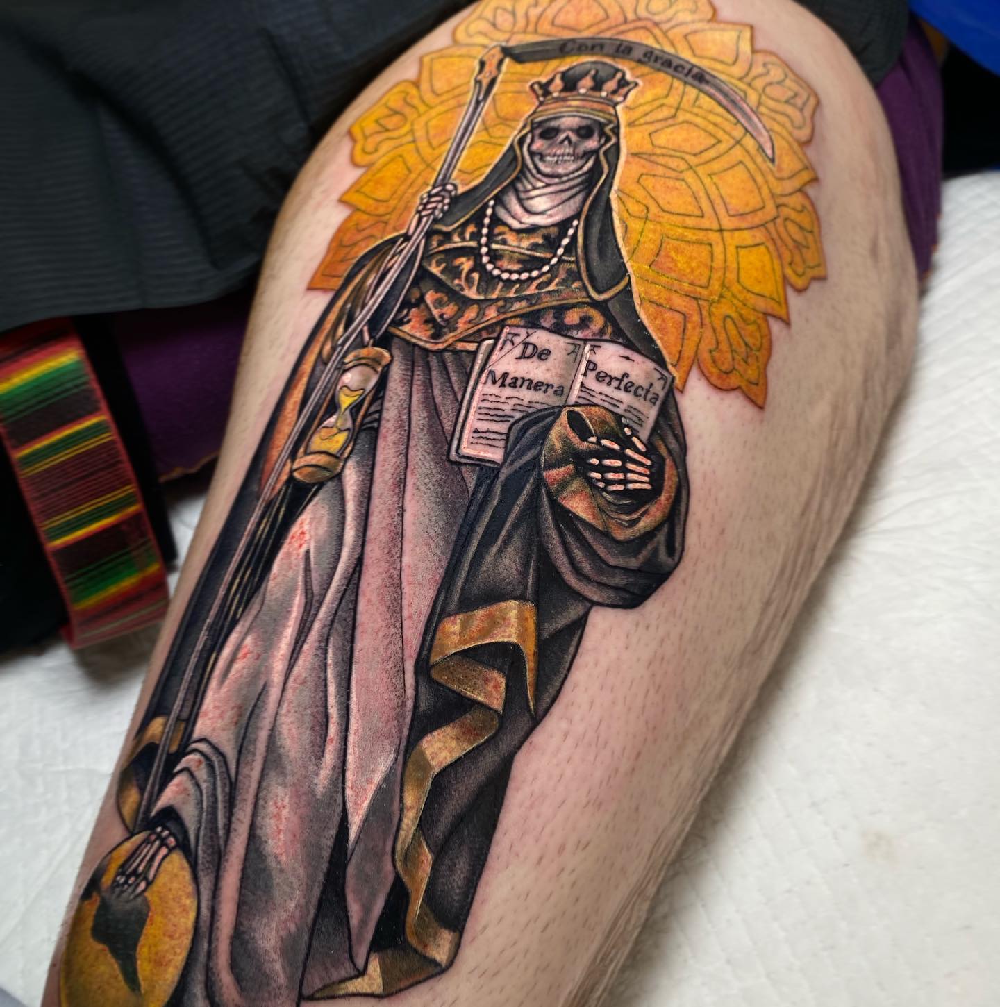 Tatuaje de la Santa Muerte con muslos grandes.