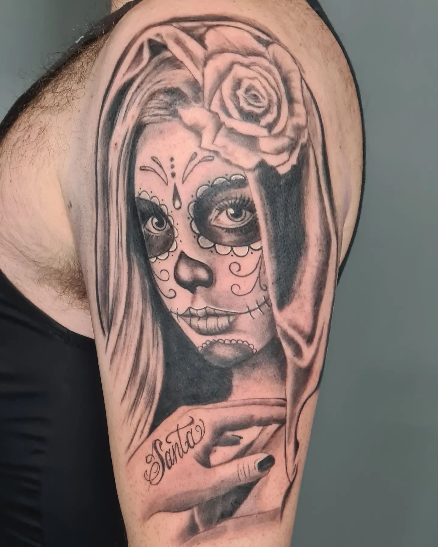 Tatuaje de Santa Muerte en el Hombro con Tinta Negra