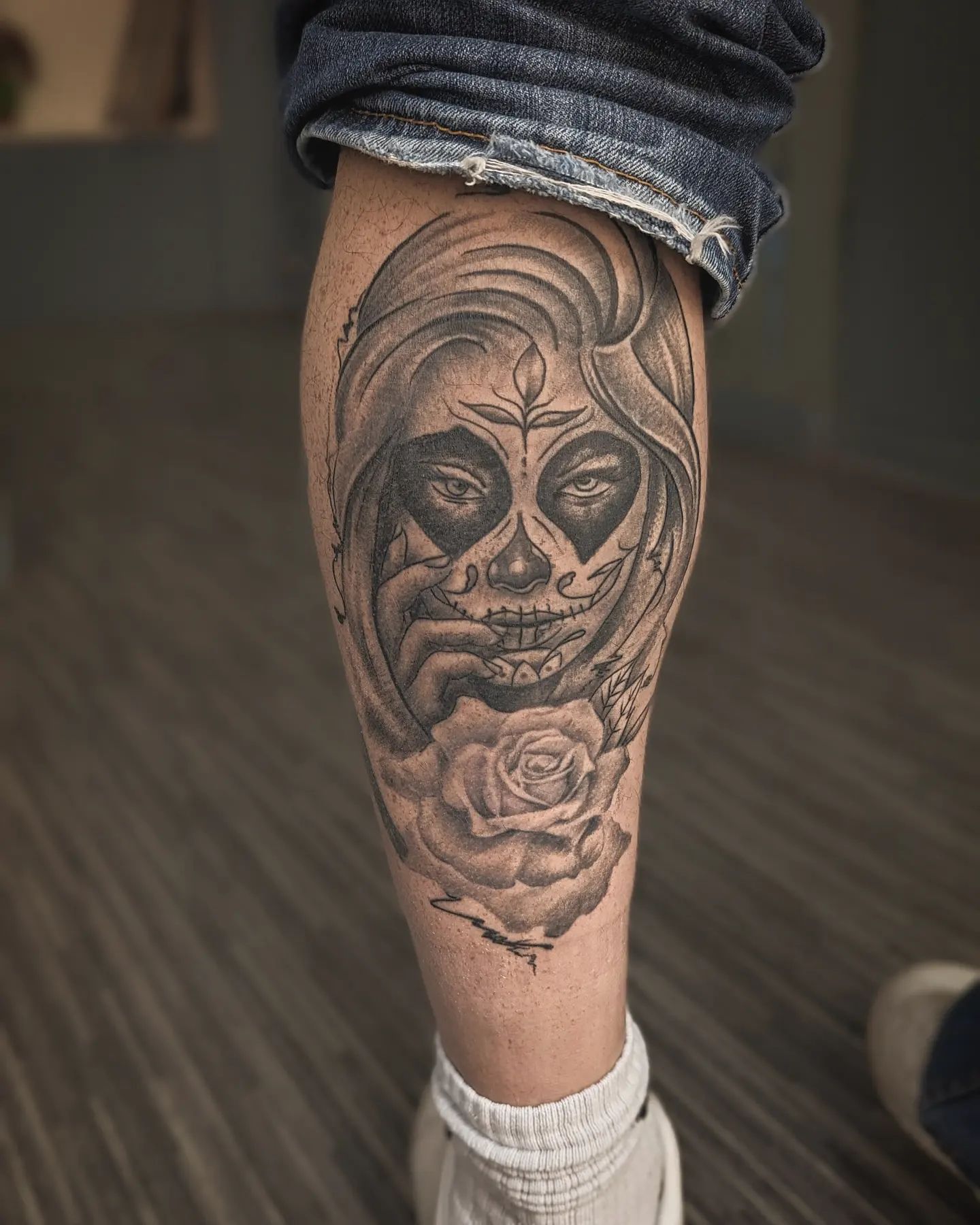 Tatuaje de Santa Muerte en la pantorrilla