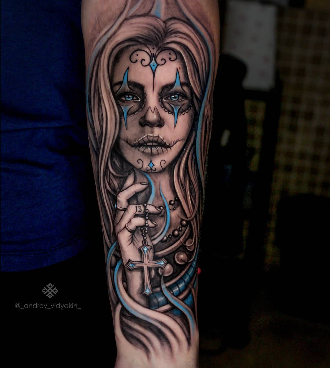 Tatuaje de Santa Muerte en negro y azul