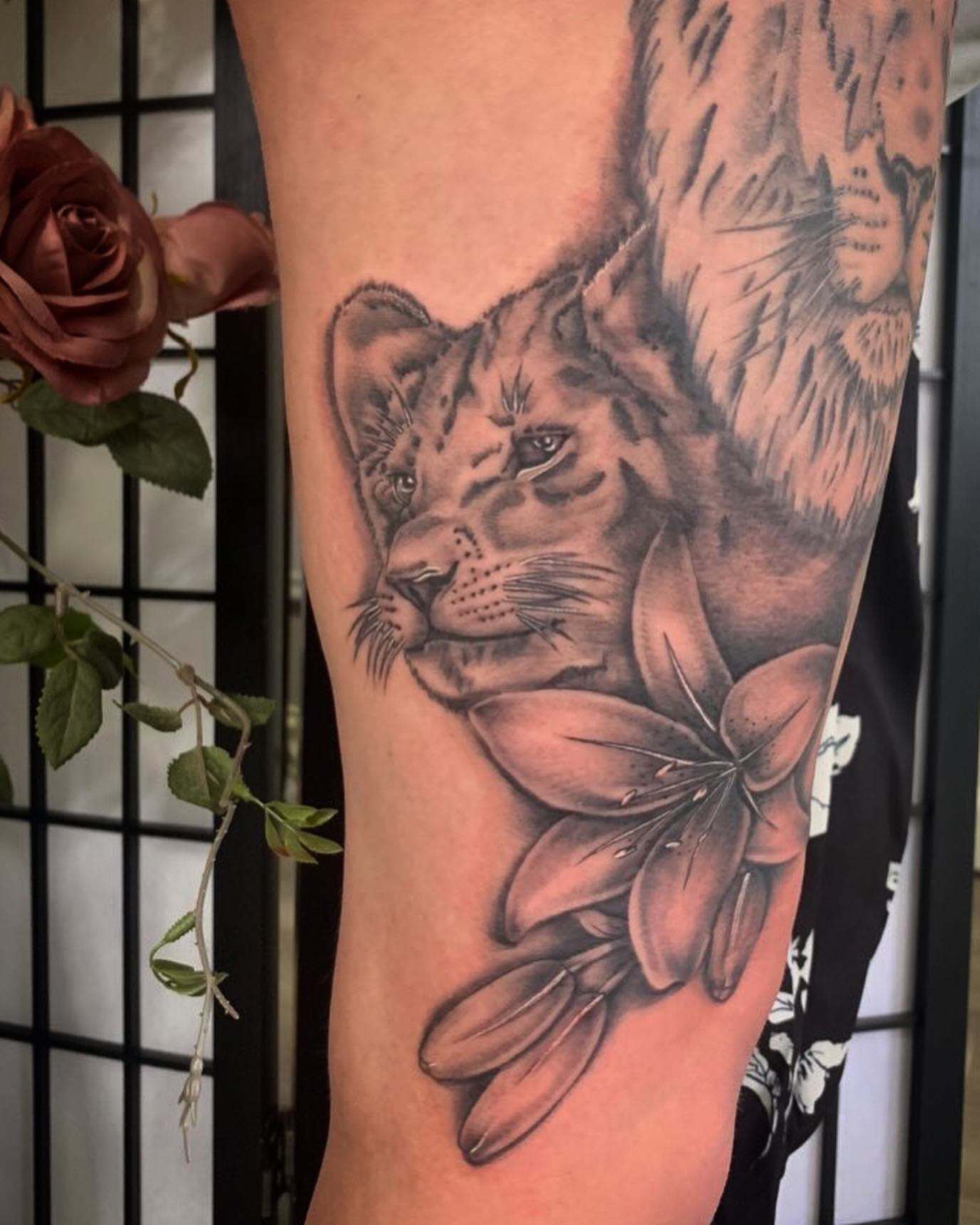 Lily con tatuaje de león y cachorro