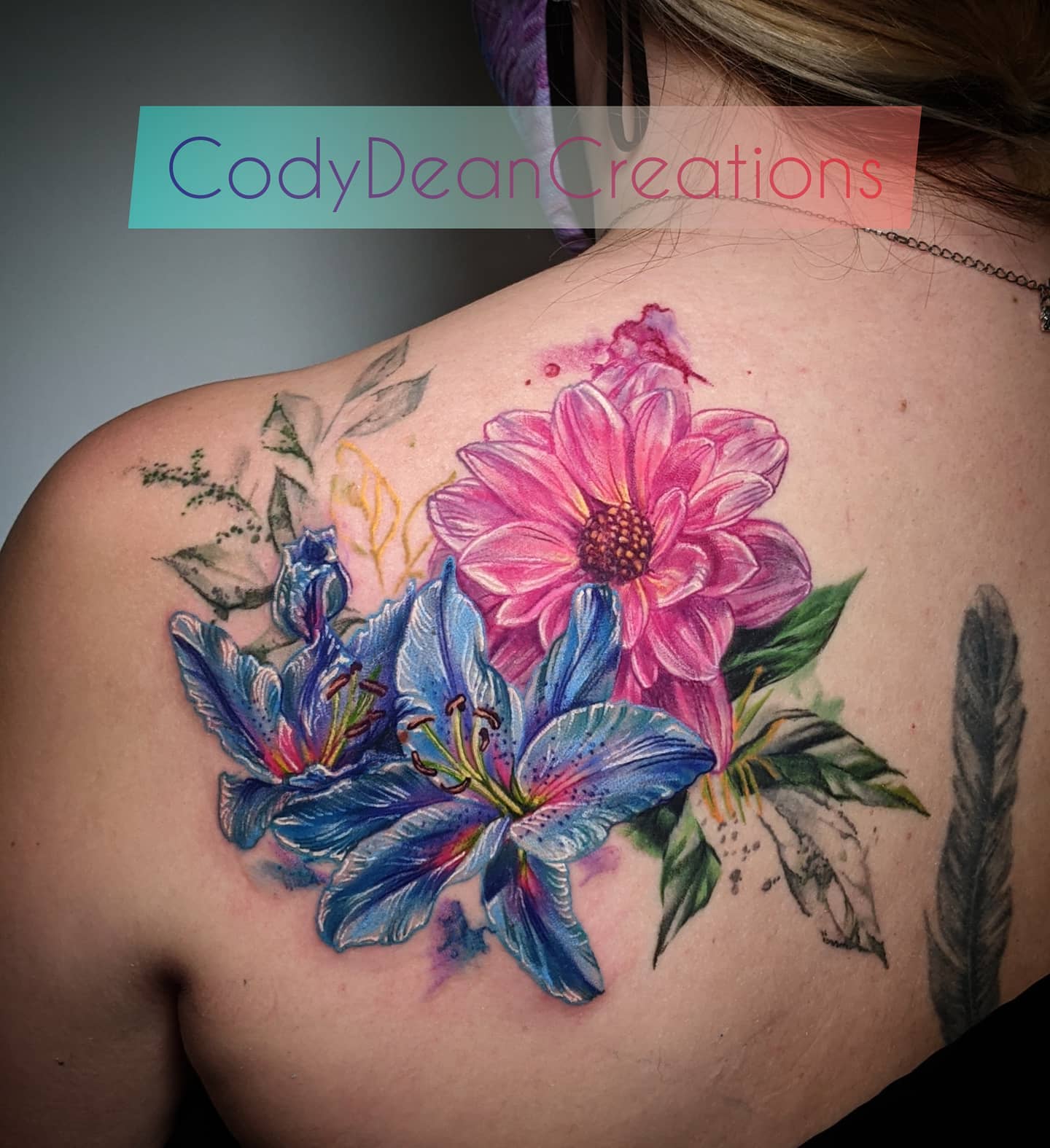 Tatuaje de Lily Artística en la Espalda
