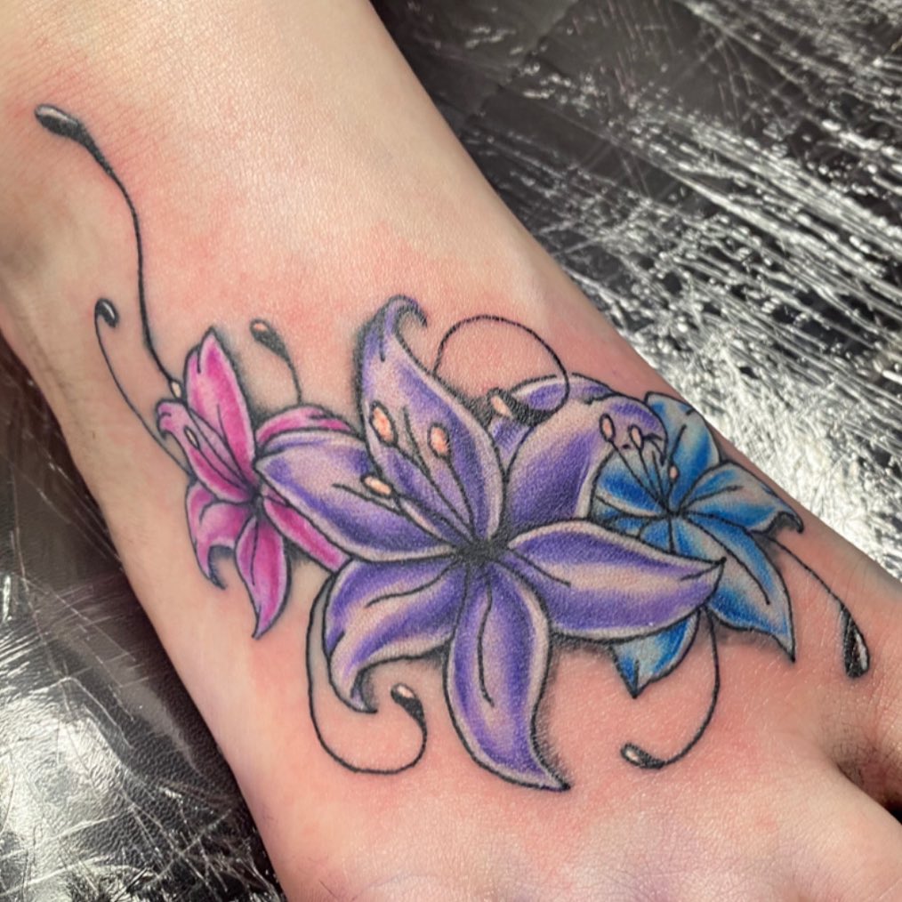 Tatuaje de Lily Vibrante