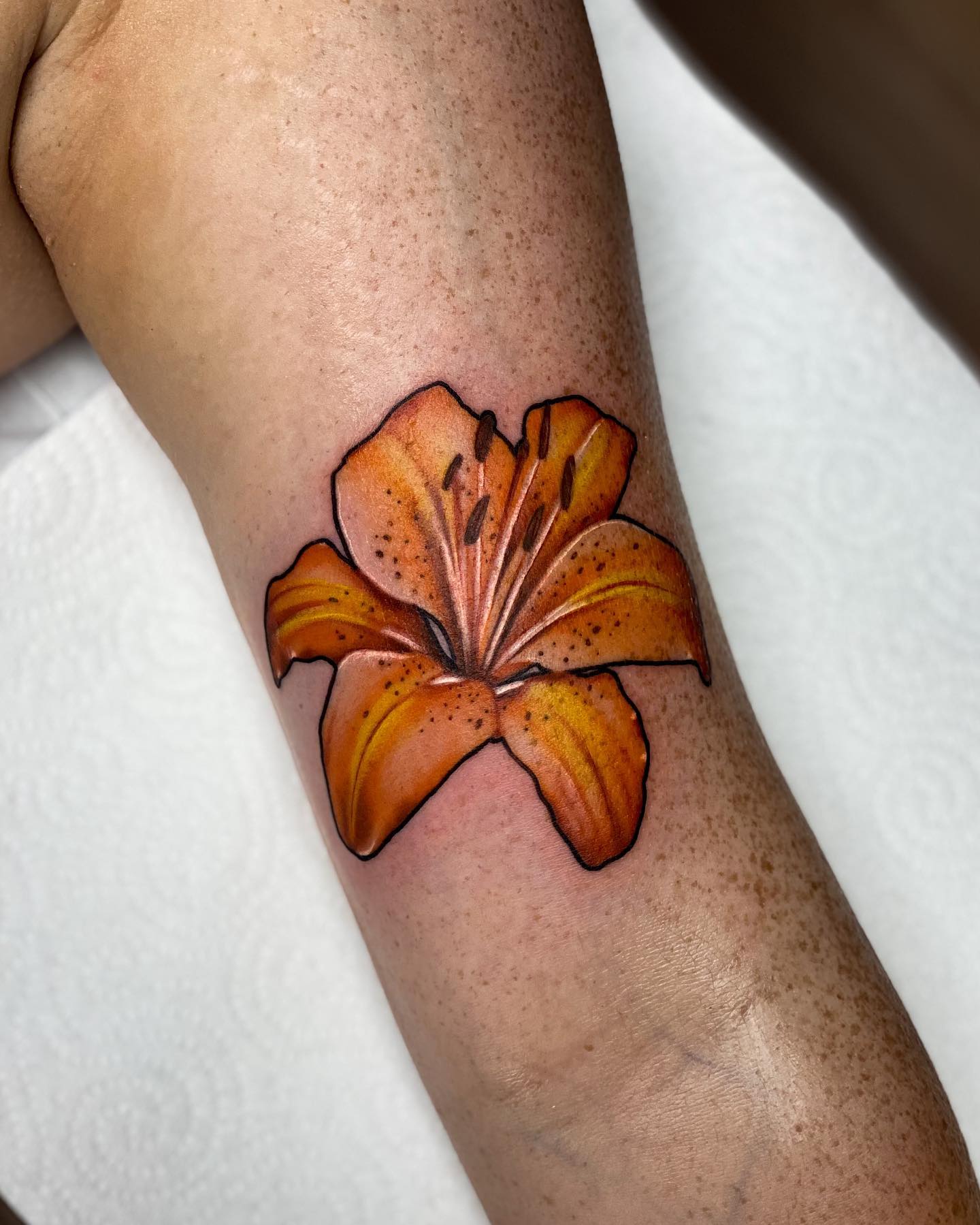 Tatuaje de lirio naranja sencillo