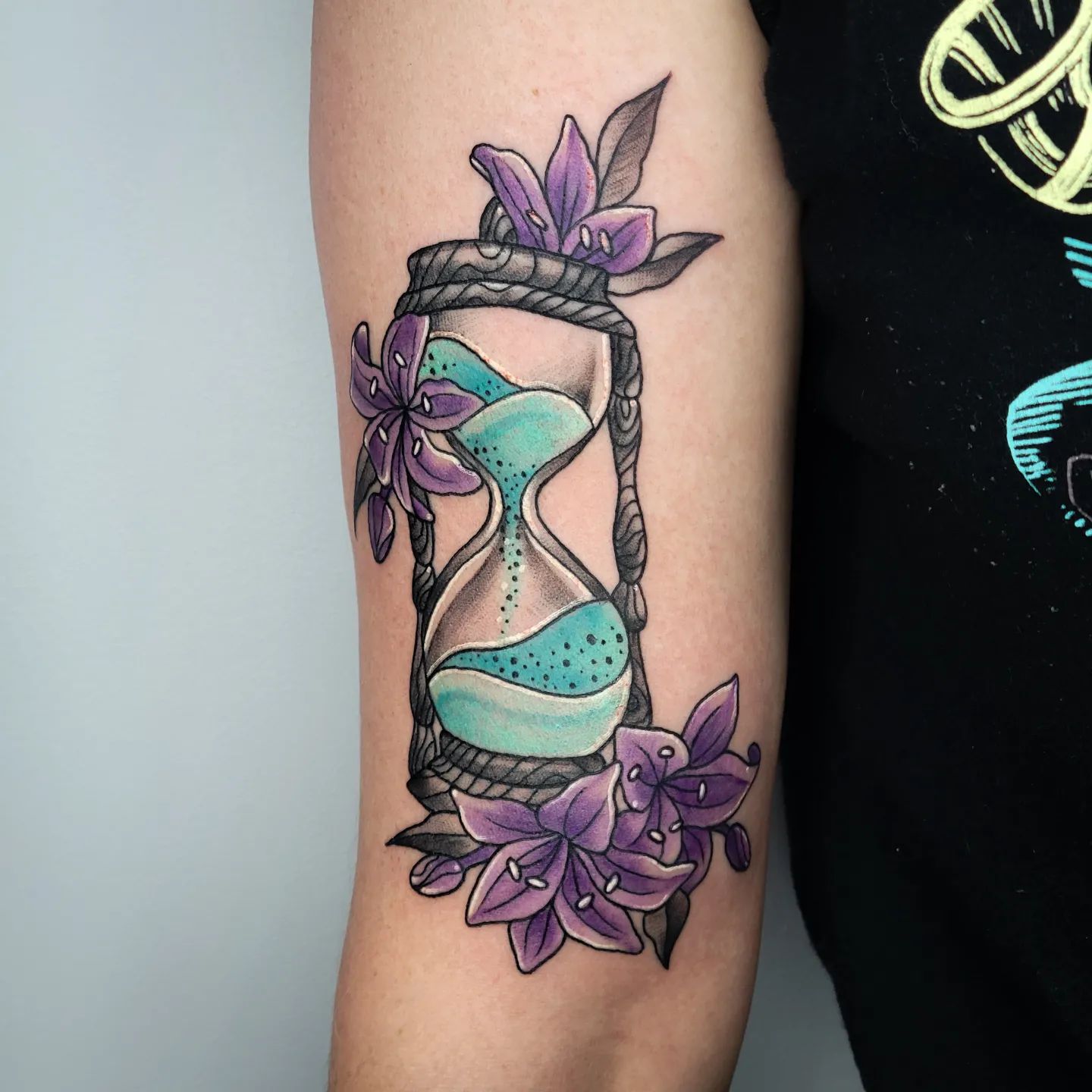 Tatuaje de lirio y reloj de arena