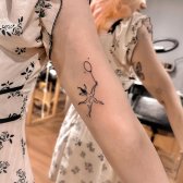 Tatuaje Creativo de Estrella de Mar en el Brazo