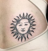 Tatuaje de sol de línea negra con estilo artístico